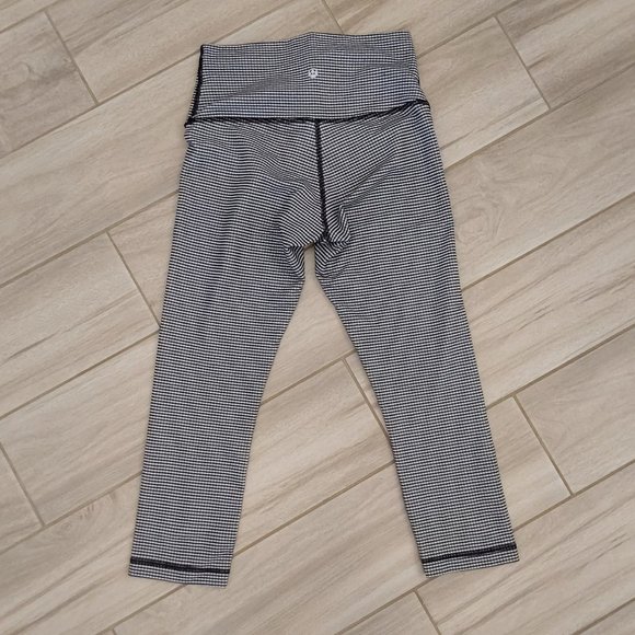Lululemon Athletica Black/White Tiny Check Yoga Capri Legging. Size 4 - Picture 3 of 3